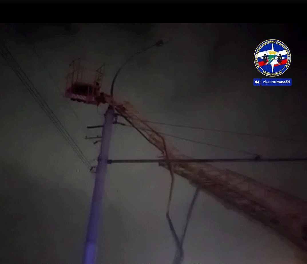 Электромонтёр упал с автовышки в ДТП на Димитровском мосту
