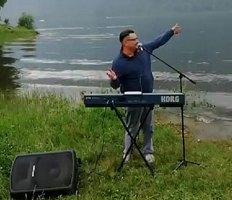 Новосибирский музыкант поставил микрофон в горах Алтая и поёт всем песни