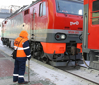 Железнодорожник спас человека из-под колёс поезда в Новосибирске