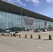 Массовые проверки таксистов устроили в аэропорту Толмачёво