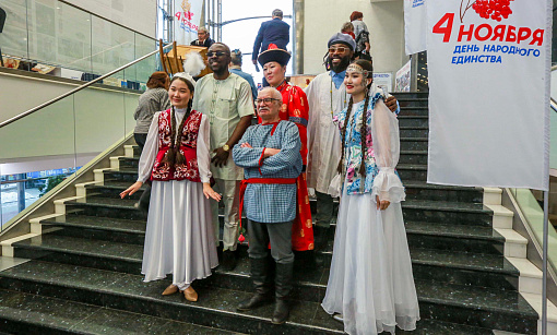 На одной волне: как отмечают День народного единства в Новосибирске
