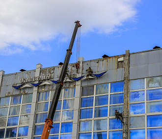 В Новосибирске начался ремонт большого витража бассейна «Нептун»