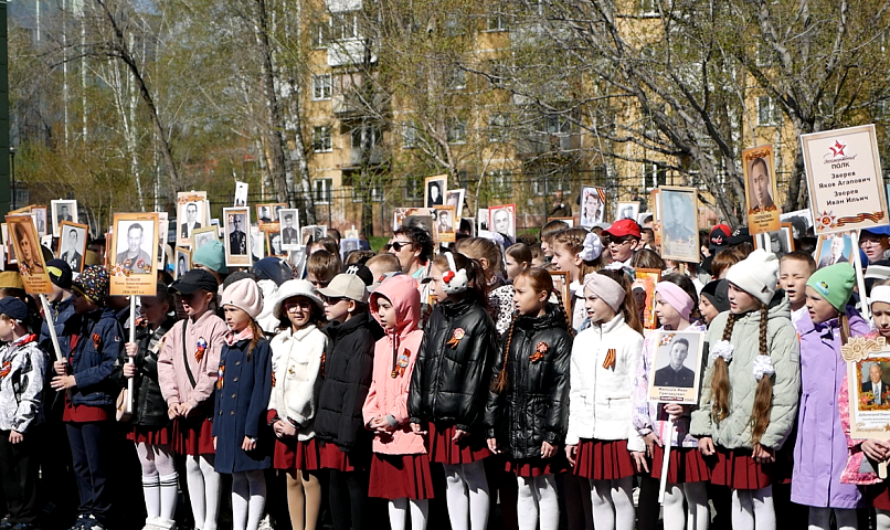 Митинг-концерт лицея №176: дети пришли на линейку с портретами прадедов