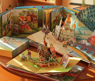 Рельефные книги с микрокодами раздали незрячим детям в Новосибирске