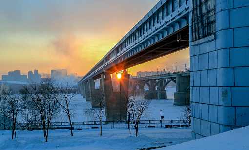 Почему нельзя сделать окна по всему метромосту: ответ начальника подземки
