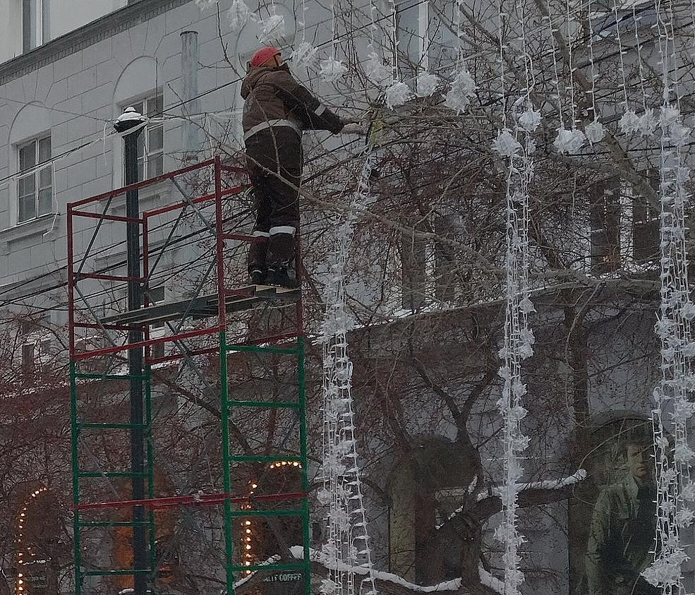 Новый год уходит с улиц: демонтаж гирлянд начали в Новосибирске