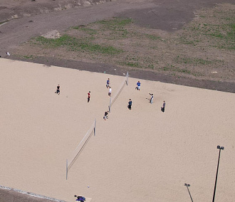 Огромную площадку для пляжного волейбола обустроили в парке «Арена»