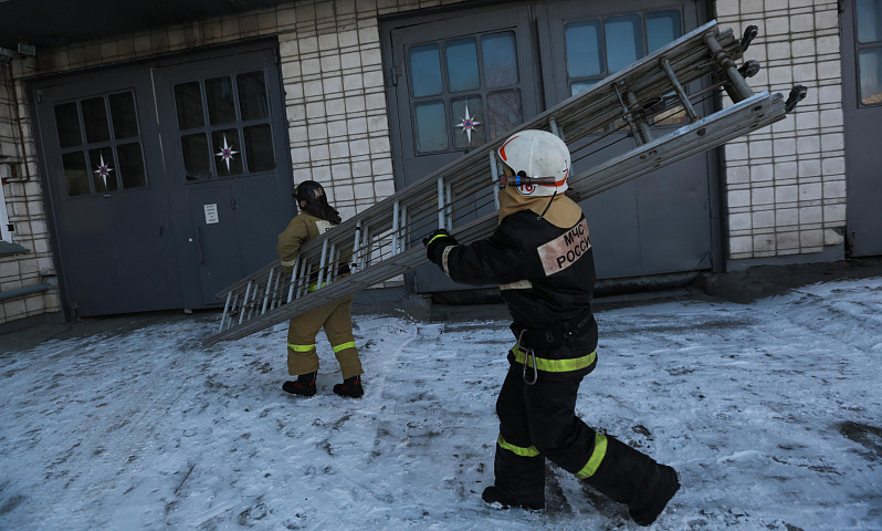 Три человека пострадали при пожарах в Новосибирске за неделю