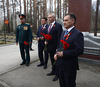Губернатор и мэр возложили цветы к мемориалу на Заельцовском кладбище