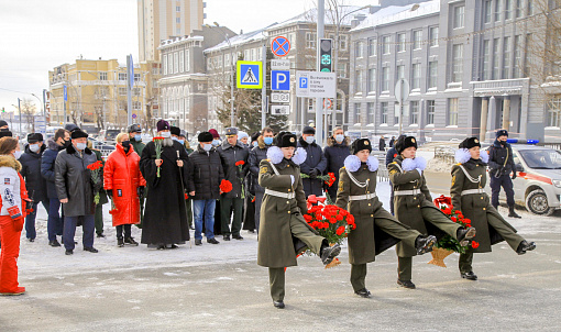 Южане горожане новосибирск. Возложение цветов бюста Покрышкина Новосибирск. Площадь Свердлова Новосибирск Покрышкин.