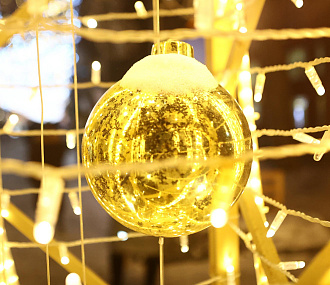 Город засиял иллюминацией: мэр Кудрявцев осмотрел новогодние локации