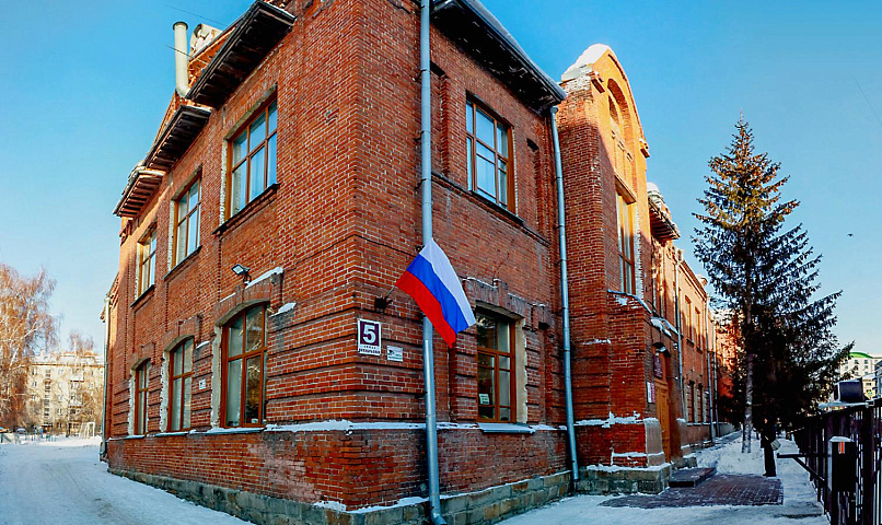 «Так среди высоток и стоит наша крепость»: репортаж из старейшей школы