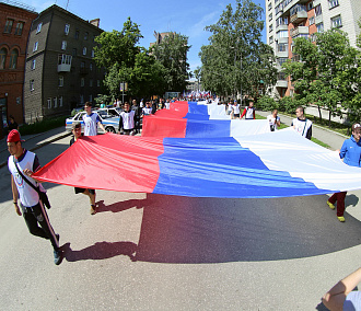 Российские флаги из анютиных глазок появятся в трёх районах Новосибирска