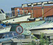 Нелегальные лодочные моторы нашли на складе под Новосибирском