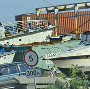 Нелегальные лодочные моторы нашли на складе под Новосибирском