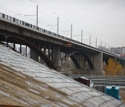 С водителя «Бентли» взыскали 900 тысяч за повреждение Октябрьского моста