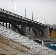 С водителя «Бентли» взыскали 900 тысяч за повреждение Октябрьского моста