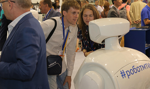 Робот-предсказатель «погадает» на бизнес участникам «Технопрома-2022»