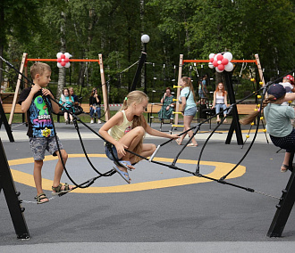 В Центральном парке открылась детская площадка с туристическим городком