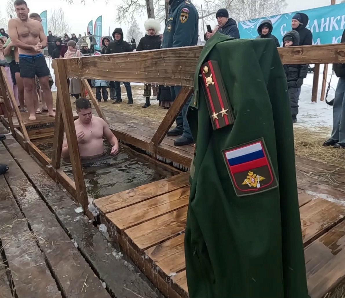 Новосибирские ракетчики дружно окунулись в прорубь на Жемчужине Сибири
