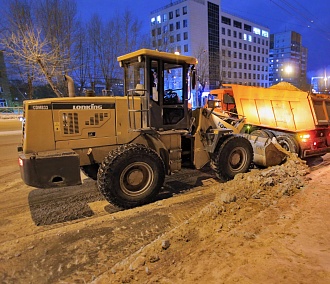 Для вывоза снега в Новосибирске привлекли дополнительную технику