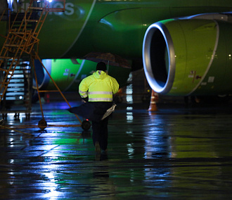 Глава новосибирского минздрава пришёл на помощь пассажирке самолёта