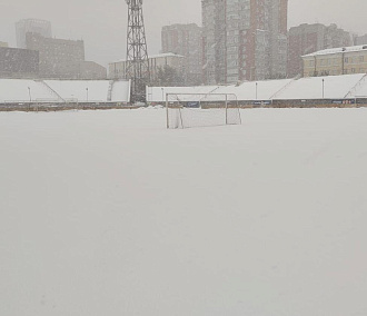 Последнюю игру футбольного сезона перенесли из-за снегопада в Новосибирске