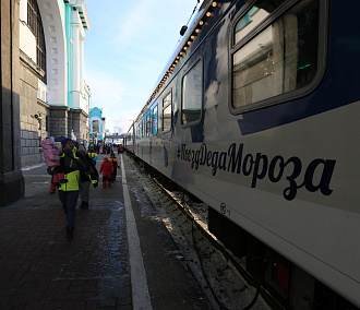 20 вагонов сказки: как встретили поезд Деда Мороза в Новосибирске