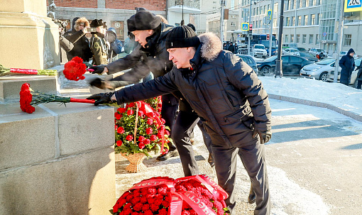 Мэр Кудрявцев возложил цветы к бюсту Александра Покрышкина