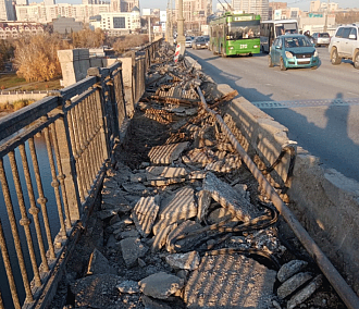 На Октябрьском мосту в Новосибирске сняли 25% тротуарных плит