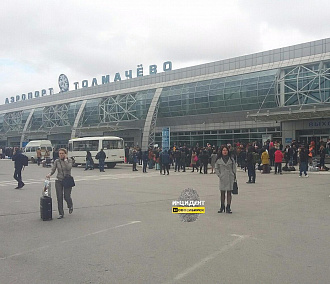 Аэропорт Толмачёво эвакуировали из-за сообщений о бомбе