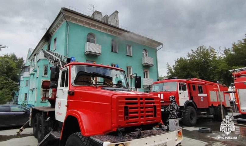 Двух человек эвакуировали из пожара на Учительской в Новосибирске