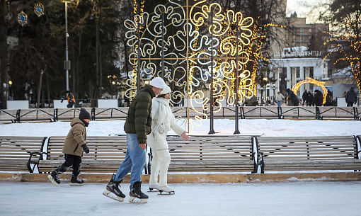 Главный каток Новосибирска начали монтировать в Центральном парке