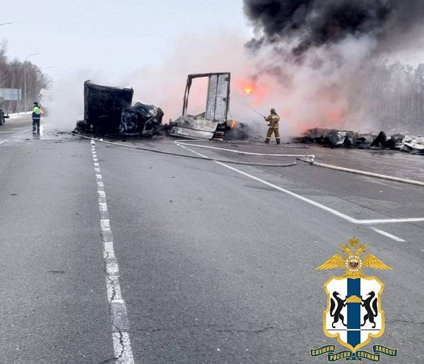 Три грузовика сошлись в ДТП на трассе в Новосибирской области