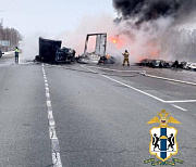 Три грузовика столкнулись на трассе в Новосибирской области