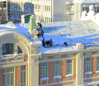 Резкая оттепель заставила альпинистов выйти на крыши в Новосибирске