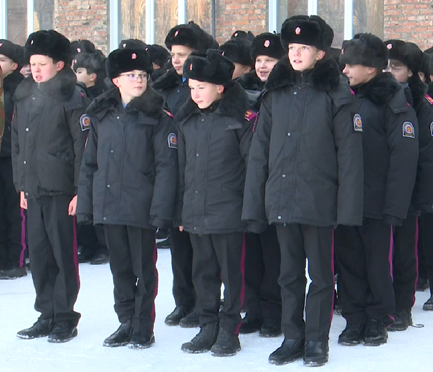Школьники-беженцы из Донбасса приняли клятву кадета в Новосибирске