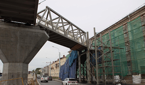 Двухлучевой пешеходный мост поставили на площади Энергетиков: 10 фото