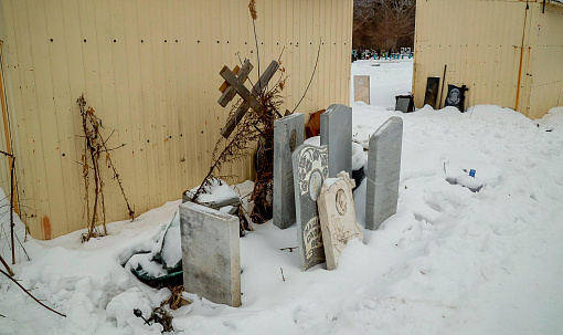 Съезжающие с Клещихинского кладбища торговцы побросали свой товар