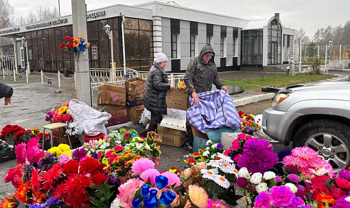 Торговцев искусственными цветами выгнали с четырёх кладбищ Новосибирска