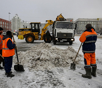 Тает на глазах: заснеженные тротуары в Новосибирске полили «Бионордом»