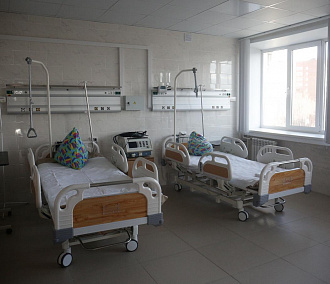 Пациентов с COVID-19 размещают в столовой новосибирской больницы