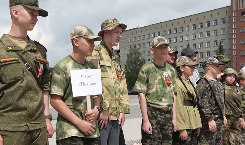 Участники «Зарницы» на скорость заправили постели в казармах НВВКУ