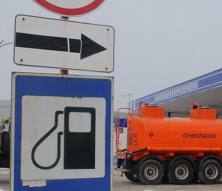 В Новосибирске полиция задержала парней, похитивших с заправки бензин