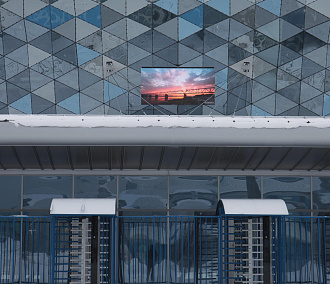 Медиаэкран с видами Новосибирска включили на фасаде ЛДС «Сибирь-Арена»