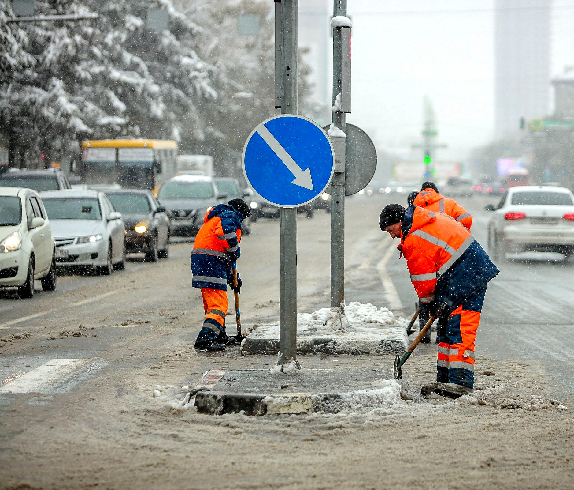 Перед похолоданием ДЭУ убирают с улиц Новосибирска снег с талой водой