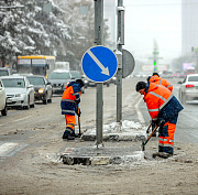 Перед похолоданием ДЭУ убирают с улиц Новосибирска снег с талой водой