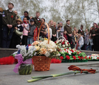 Тысяча новосибирцев пришла к Вечному огню на Монументе Славы 9 мая
