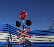 Грузовой поезд врезался в иномарку на переезде в Новосибирской области