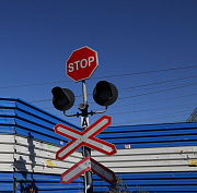 Грузовой поезд врезался в иномарку на переезде в Новосибирской области